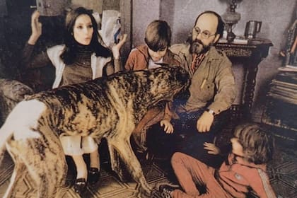 Junto a su
marido, Carlos Gandolfo, y
sus hijos Emanuel y Matías
cuando eran chicos. Con
ellos, su perro gran danés
llamado Yonki. 