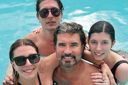 Junto a su marido Diego Olivera y sus hijos Federico y Victoria. “Este amor infinito y esta incondicionalidad son para siempre”, afirma la actriz