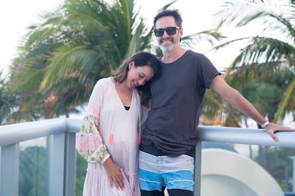 Junto a su marido,
Facundo Pereyra Iraola, quien estaba
tan ilusionado con la llegada de un
nuevo hijo como ella. Facundo tiene
una productora de música y mientras
Valeria presenta el nuevo material
que compuso en 2020 en distintas
discográficas, está haciendo un
scouting de artistas jazzeros para
llevar a Argentina luego de la
pandemia