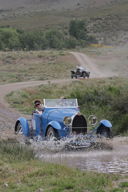 Junto a su marido, Gastón Zilbergleijt, a bordo de la Bugatti T 38 de 1927 con la que participaron de la última edición de las 1000 Millas