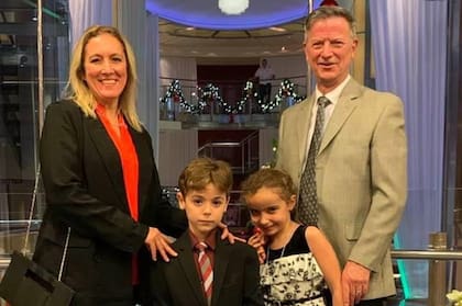 Junto a su marido, Steve, y sus hijos en Navidad 2019.