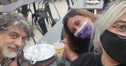 Junto a su marido y a su hija.