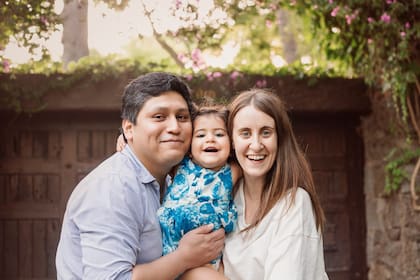 Junto a su marido y su hija.