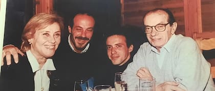 Junto a su marido y sus dos hijos.