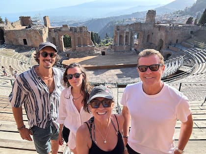 Junto a su mujer, Constanza Feraud, y sus hijos Lucas y Lucía en Taormina, Sicilia