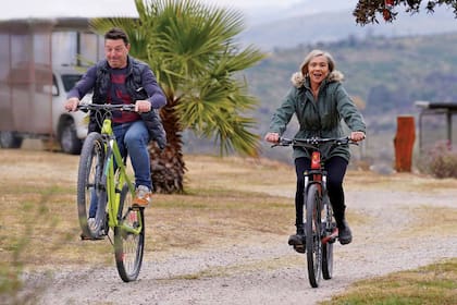 Junto a su mujer durante sus habituales paseos en bicicleta con las sierras como telón de fondo.