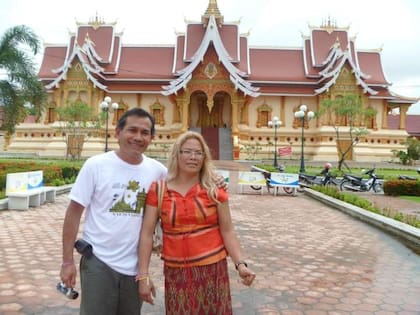 Junto a su mujer en Laos, en 2011
