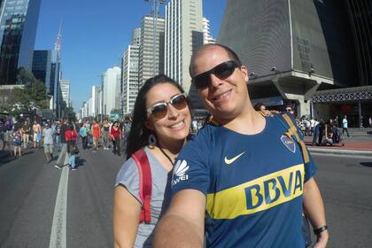 Cristian junto a su mujer en San Pablo.