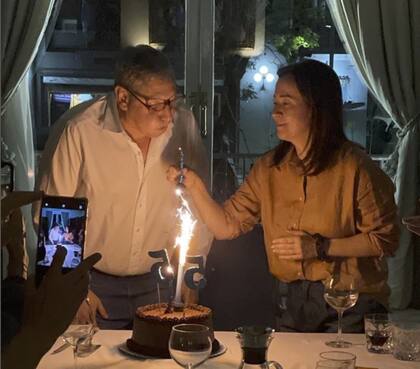 Junto a su mujer, "la asadora oficial de la casa"