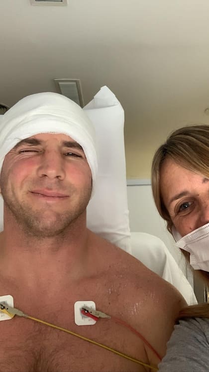 Junto a su mujer luego de la cirugía por un tumor en la cabeza