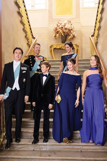 Junto a su mujer, Mary de Dinamarca, y sus cuatro hijos en la celebración por el cumpleaños número 18 del príncipe Christian, actual heredero del trono.