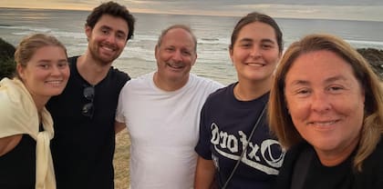 Junto a su mujer y sus hijos.