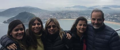 Junto a su mujer y sus hijas
