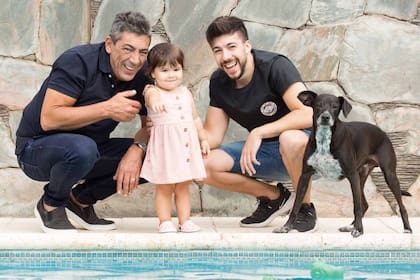 Junto a su nieta, Sofía, y su hijo mayor, Juan Manuel. Con ellos, Felipe, el perro de la familia.