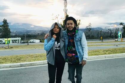 Junto a su novia, Alejandro primero llegó por tierra.