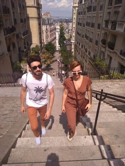 Junto a su novia, Inés, en París.
