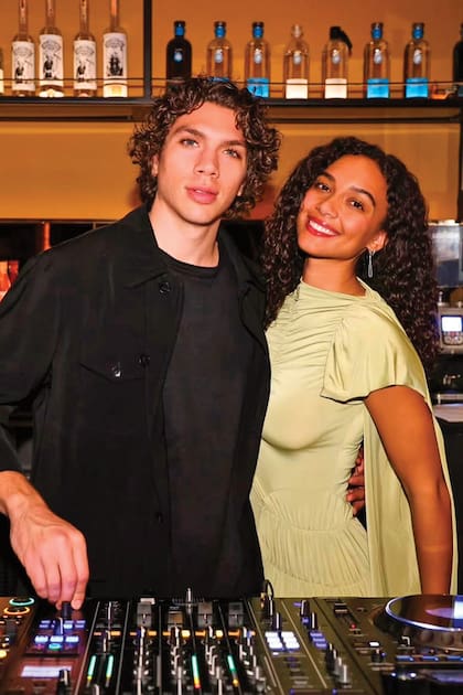 Junto a su novia, la modelo Yasmine Dahlberg, cuando él musicalizó una fiesta organizada por Victoria Beckham en 2024