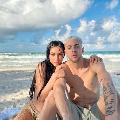 Junto a su novio, el cantante J Rei, con quien se comprometió el año pasado en Santorini. “Para mí es el hombre perfecto, es tan atento, tan caballero… Es el amor de mi vida y él también siente lo mismo”,
dice sobre su novio.