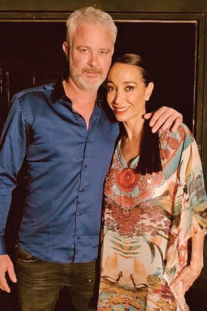 Junto a su novio, Santiago Gilligan (45), con quien convive desde hace unos meses. “Es un amor de persona y se lleva muy bien con Bianca”, nos revela la bailarina.