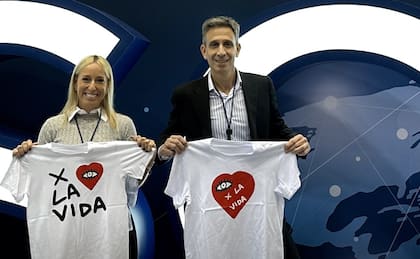 Junto a su oncólogo Matías Chacón, con quien encara un proyecto solidario.