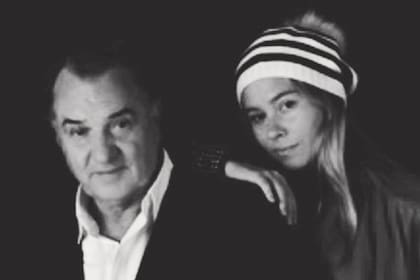 Junto a su padre, el ex tenista Tito Vázquez. “Papá intentó fomentar en mí la idea de ser artista. Fue el primero en comprarme pinturas. Él más que nadie sabía que la vida del tenista era muy solitaria”, sostiene.