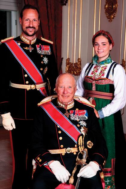 Junto a su padre, el príncipe Haakon, y su abuelo, Harald V, en un retrato familiar de 2019. Ingrid Alexandra es la segunda en la línea de sucesión al trono.