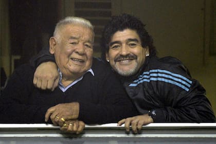 Diego junto a su padre, viendo a Boca en su palco de la Bombonera, en 2012.