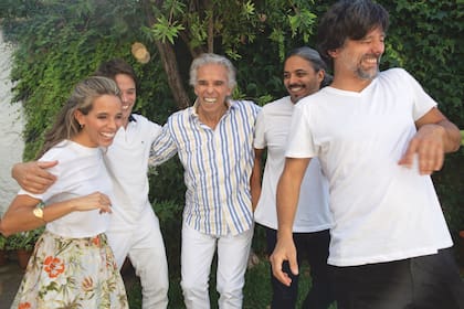 Junto a su papá y sus hermanos durante una producción de tapa con ¡HOLA! Argentina, en diciembre de 2021. De izquierda a derecha: Lucía, Mario, Jairo, Yaco e Iván. 
