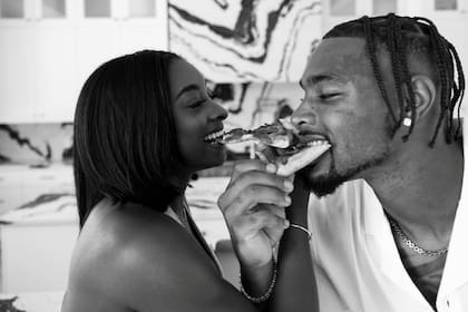 Junto a su pareja celebró el final de la obra con pizza bajo luces colgantes y fotos en los nuevos ambientes