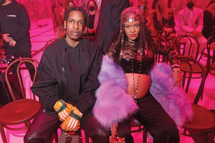 Junto a su pareja, el rapero A$AP Rocky, en el desfile de Gucci en el Fashion Week de Milán.