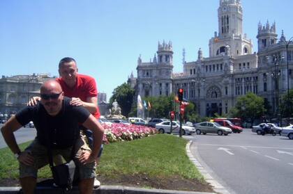 Junto a su pareja, Sergio vivió cuatro años en España.
