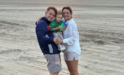 Junto a su pareja y su hijo.