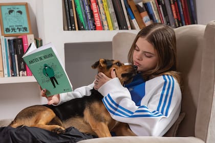 Junto a su perrita China, a la que adoptó hace casi tres años cuando la encontró en La Boca, durante el rodaje de Mansión helada, un cortometraje de su hermano, Toto Ferro.