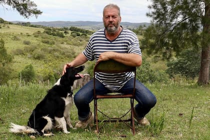 Junto a su perro Beto, el único que "lo esclaviza"