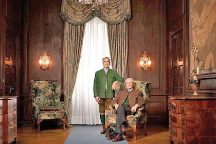 Junto a su perro, la pareja posa en uno de los salones del palacio de Nymphenburg