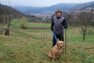 Junto a su perro Max, mezcla de mastín de caza alemán con labrador.