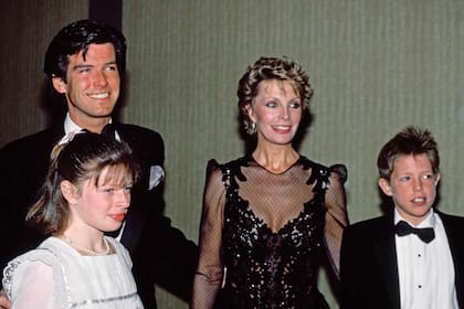 Junto a su primera mujer, la actriz Cassandra Harris, y sus herederos Charlotte y Christopher, en el Shubert Theatre en Los Angeles, en 1985. Tras la muerte del padre biológico de los chicos, en 1986, el actor los adoptó