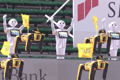 Junto a su robot Pepper y el cuadrúpedo Spot de Boston Dynamics, la firma japonesa Softbank Robotics preparó una hinchada robótica para alentar al Softbank Hawks de Fukuoka, Japón