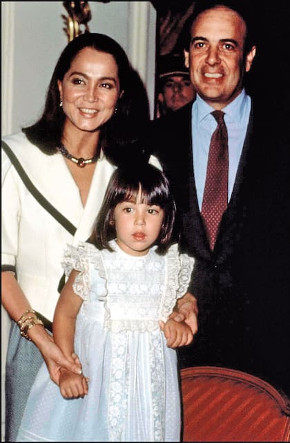 Junto a su segundo marido, Carlos Falcó y su hija Tamara, que heredó de su padre el título de marquesa de Griñón.