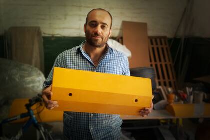 Junto a su socio, Joaquín Bancalari fabrica mobiliario urbano con plásticos y neumáticos triturados