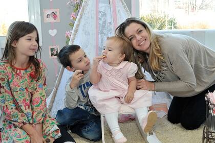 Junto a su tía, Geraldine, y sus primos, Helena y Matías Otamendi