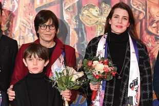 Junto a su tía, la princesa Estefanía (que sorprendió con nuevo corte de pelo y anteojos) y su hijo Raphaël, en la segunda jornada del evento.