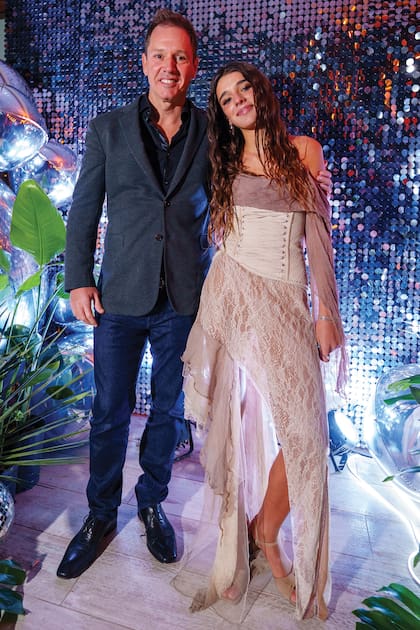 Junto a su tío, Jorge Brito, presidente del club River Plate