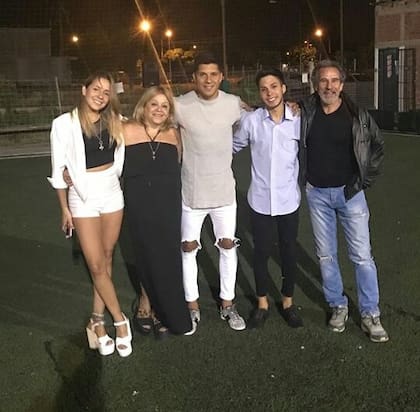 Junto a sua padres y hermanos