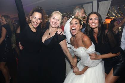 Junto a sus amigas de siempre, el día de su boda