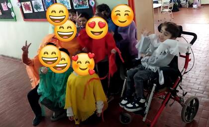 Junto a sus amigos del colegio.