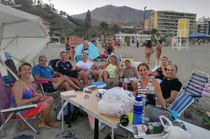 Junto a sus amigos, en la playa.