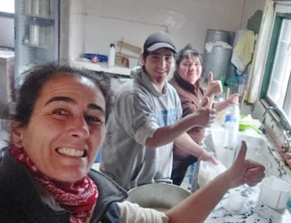 En la Patagonia: ordeñando a mano, comenzó con tres vacas lecheras y hoy hace un queso que es furor 22 Junto a sus colaboradores, elaborando quesos