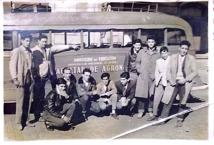 Junto a sus compañeros de la escuela Inchausti donde aprendió oficios rurales. Aldo es el primero desde la derecha.
