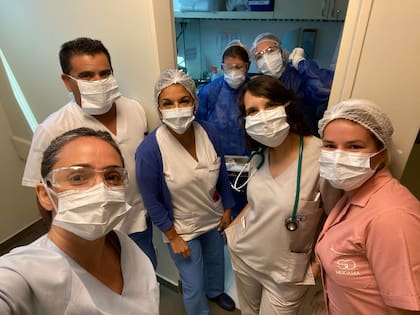 Junto a sus compañeros de trabajo en el Sanatorio Modelo de Quilmes.